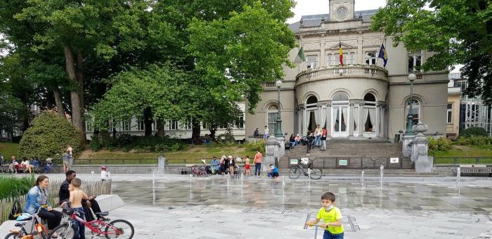 🌟 À seulement 250 m, la Place Fernand Cocq vous tend les bras… et elle n’est qu’un des nombreux recoins sympas où flâner, trinquer ou refaire le monde. 🍹🌹
🌟 Op slechts 250 m wacht het Fernand Cocqplein op je… en dat is nog maar het begin van de vele gezellige hoekjes om te kuieren, te klinken of diepzinnig te filosoferen. 🍻🌺🌟 Just 250 m away, Fernand Cocq Place is ready to welcome you… and it’s only one of many charming spots where you can wander, sip, and solve life’s mysteries. 🍷✨